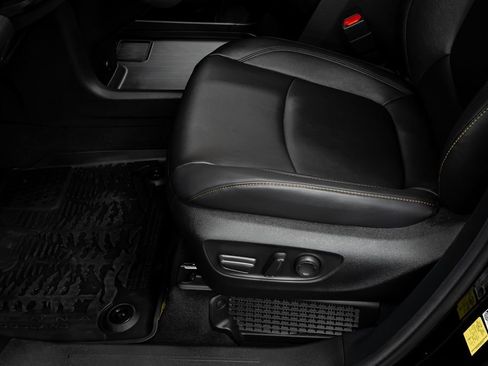 Used 2025 Toyota Sienna XLE Woodland Edition image 38