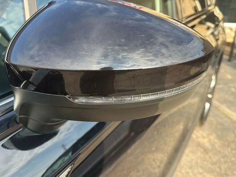 Used 2022 Volkswagen Tiguan SE image 16