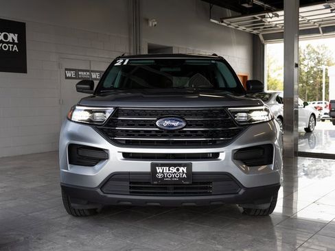Used 2021 Ford Explorer XLT image 3