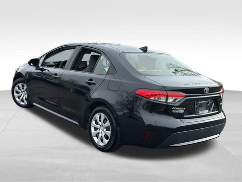 Used 2021 Toyota Corolla LE image 5