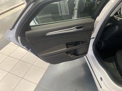Used 2014 Ford Fusion SE FWD image 15