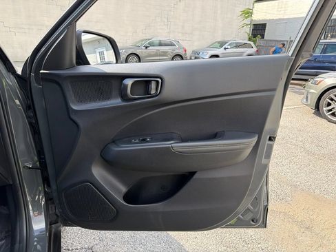 Used 2025 Hyundai Venue Limited FWD image 13