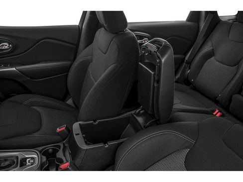 Used 2019 Jeep Cherokee Latitude w/ Popular Appearance Group FWD image 10