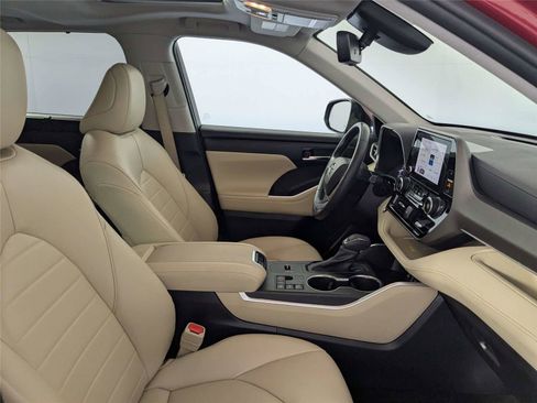 Used 2023 Toyota Highlander XLE FWD image 20