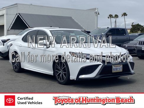 Used 2021 Toyota Camry SE w/ Convenience Package image 1