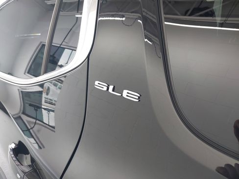 Certified 2023 GMC Acadia SLE w/ Driver Convenience Package image 33