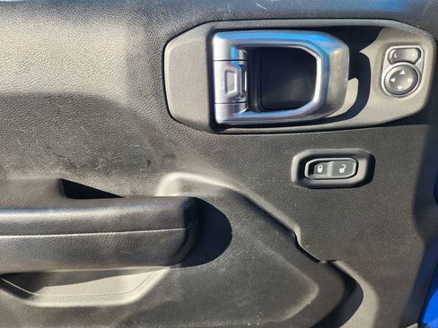 Used 2021 Jeep Gladiator Willys image 21