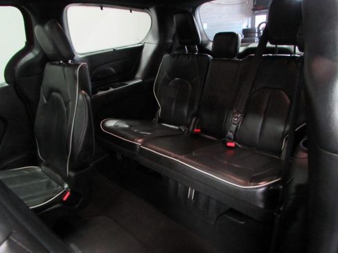 Used 2025 Chrysler Pacifica Limited FWD image 29