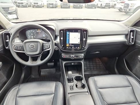 Used 2022 Volvo XC40 T5 Momentum image 27