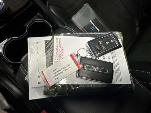 Used 2023 Jeep Grand Cherokee L Laredo image 31