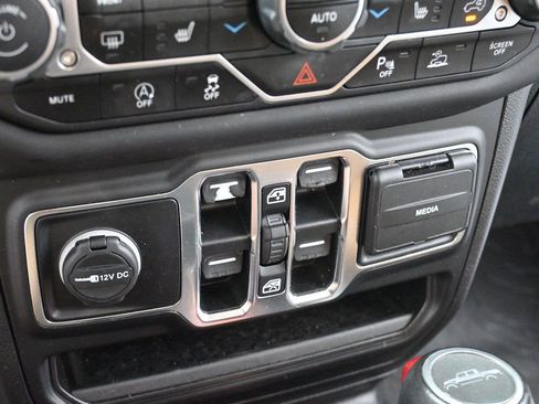 Used 2020 Jeep Gladiator Overland w/ Popular Equipment Package AWD/4WD image 23