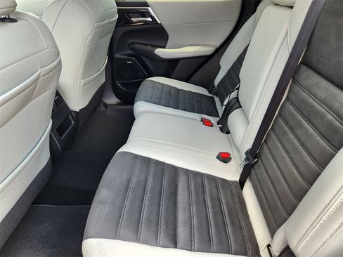 New 2025 Mitsubishi Outlander SE image 20