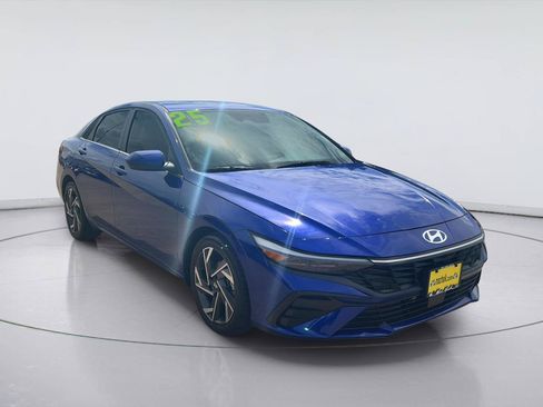 Used 2025 Hyundai Elantra SEL FWD image 3