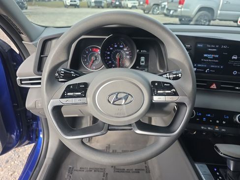 Used 2022 Hyundai Elantra SEL image 25