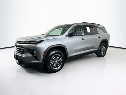 Used 2025 Chevrolet Traverse LT FWD image 3