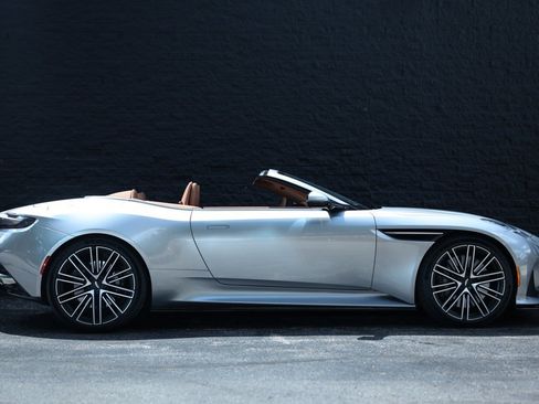 Used 2024 Aston Martin DB12 Convertible image 15
