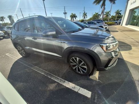 Used 2022 Volkswagen Taos SE image 2