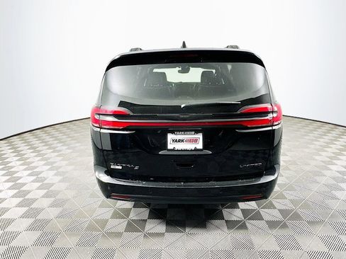 Used 2025 Chrysler Pacifica Limited image 9