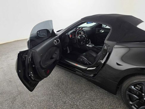 Used 2018 Nissan 370Z Touring RWD image 15