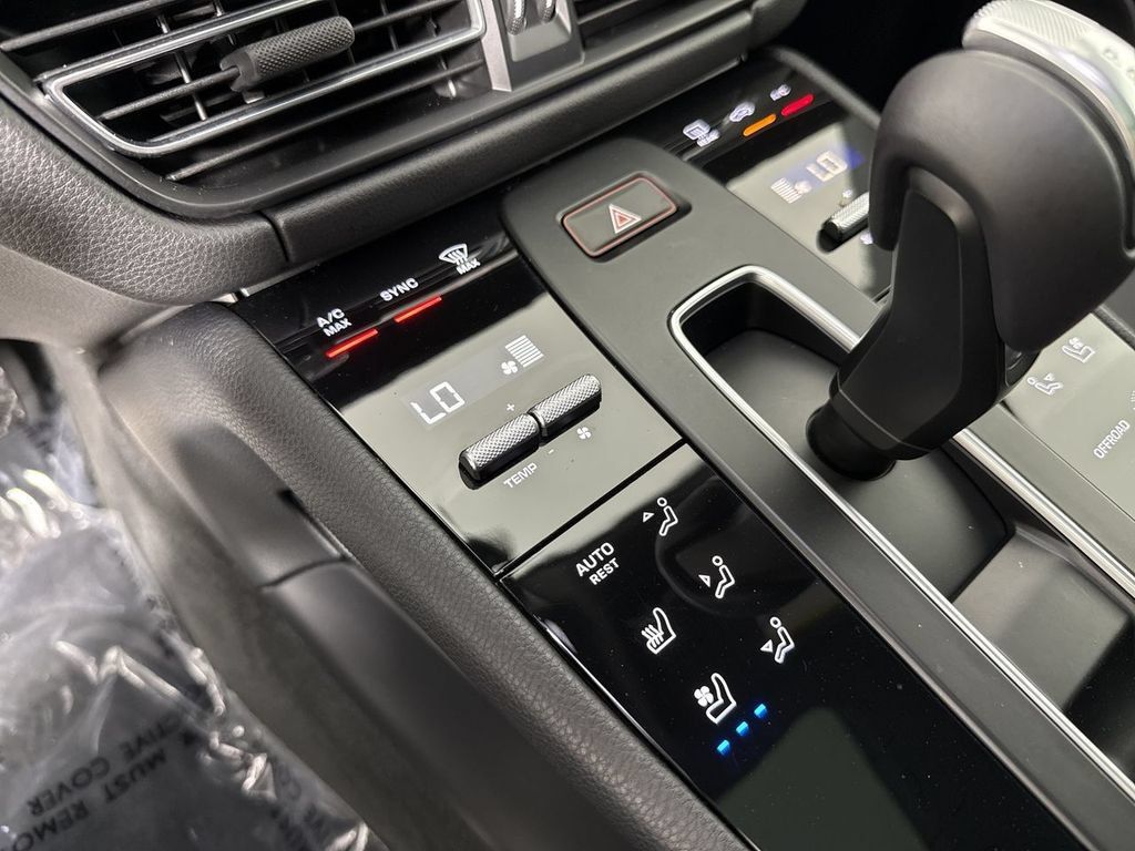 Certified 2026 Porsche Macan AWD/4WD image 32