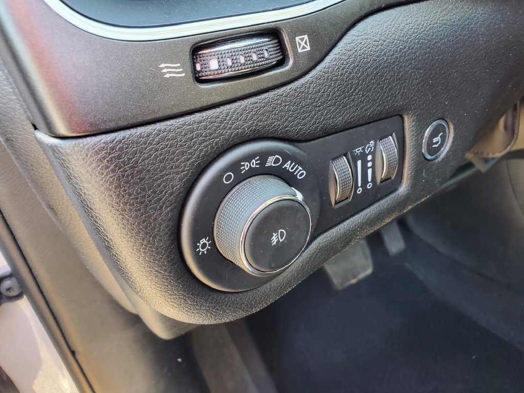 Used 2022 Jeep Cherokee Trailhawk w/ Premium Leather Package AWD/4WD image 22