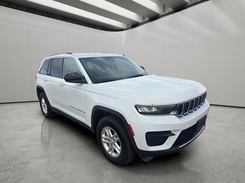 Used 2024 Jeep Grand Cherokee Laredo AWD/4WD image 7