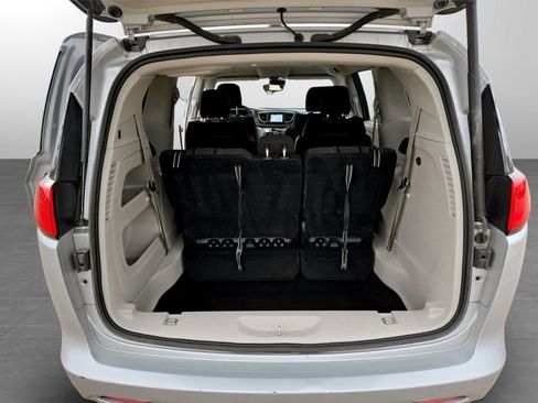 Used 2023 Chrysler Voyager LX image 32