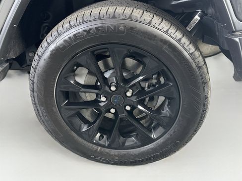 Used 2025 Jeep Wrangler Sahara image 11