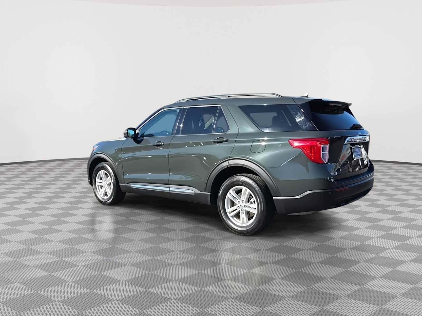 Used 2023 Ford Explorer XLT AWD/4WD image 6