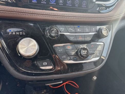 Used 2017 Chrysler Pacifica Limited image 9