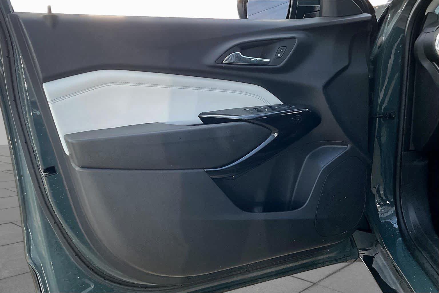 Used 2025 Chevrolet Trax LT w/ LPO, Blackout Package FWD image 21