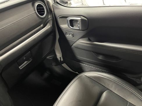Used 2019 Jeep Wrangler Unlimited Sahara AWD/4WD image 27