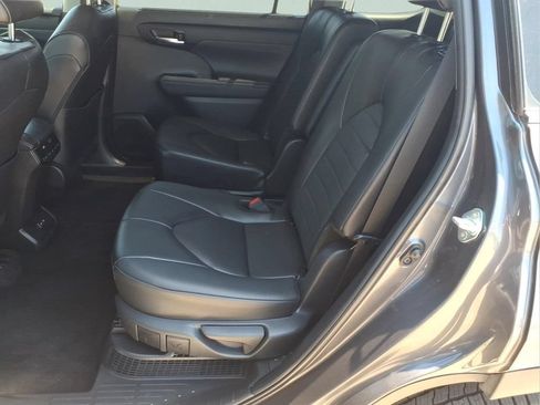 Used 2024 Toyota Highlander XLE AWD/4WD image 18
