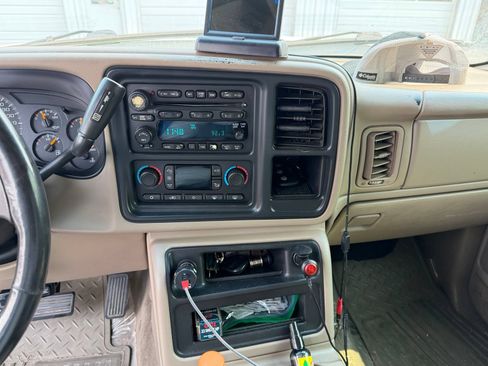 Used 2005 Chevrolet Silverado 2500 LT w/ Heavy-Duty Power Package AWD/4WD image 11