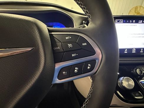 Used 2022 Chrysler Pacifica Touring-L FWD image 37
