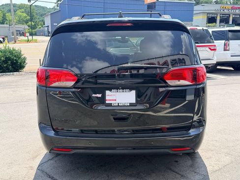 Used 2020 Chrysler Pacifica Touring-L w/ S Appearance Package FWD image 5