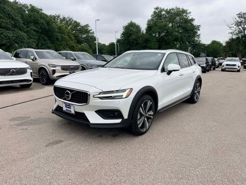 Certified 2025 Volvo V60 B5 Cross Country Plus AWD/4WD image 2