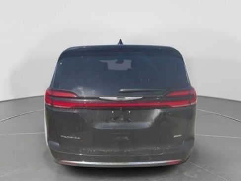 New 2026 Chrysler Pacifica Select image 9