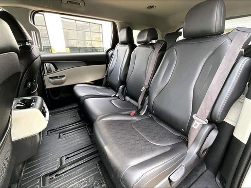 Used 2023 Kia Carnival LX image 19