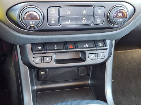 Used 2018 Chevrolet Colorado Z71 image 19