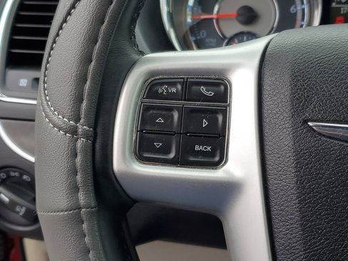 Used 2016 Chrysler Town & Country Touring-L FWD image 12