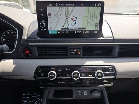 Used 2025 Honda Pilot Touring image 3