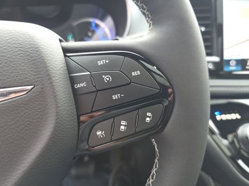 Used 2026 Chrysler Pacifica Premium FWD image 22