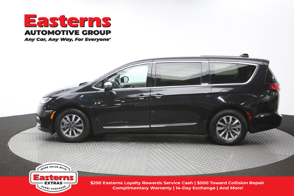 Used 2023 Chrysler Pacifica Limited FWD image 65