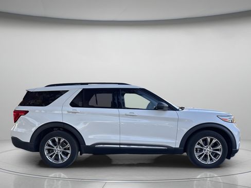 Used 2022 Ford Explorer XLT w/ Equipment Group 202A image 2