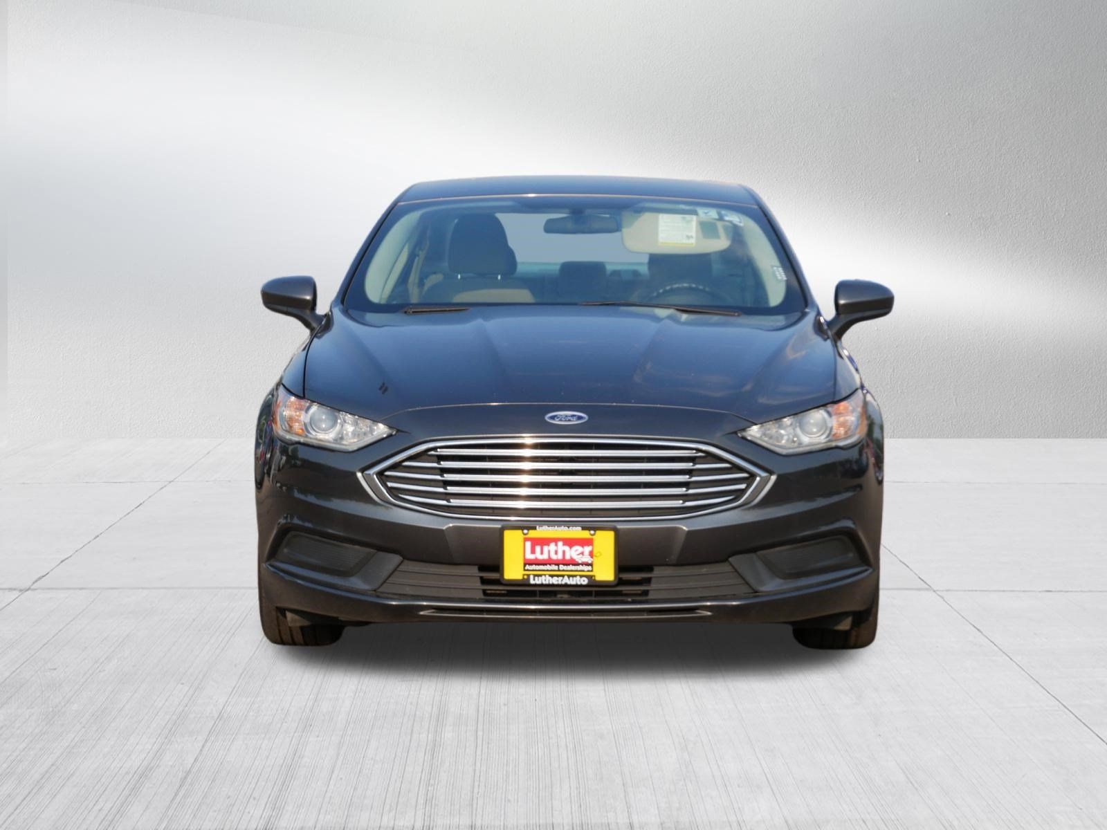 Used 2017 Ford Fusion SE FWD image 2