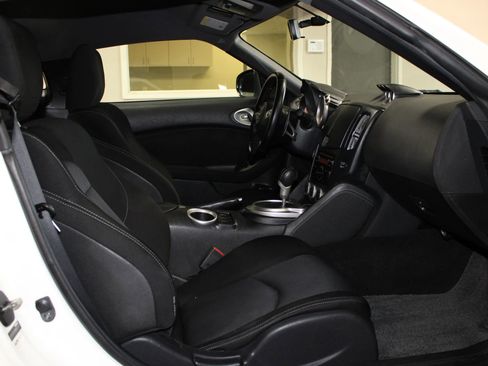 Used 2011 Nissan 370Z Coupe RWD image 22