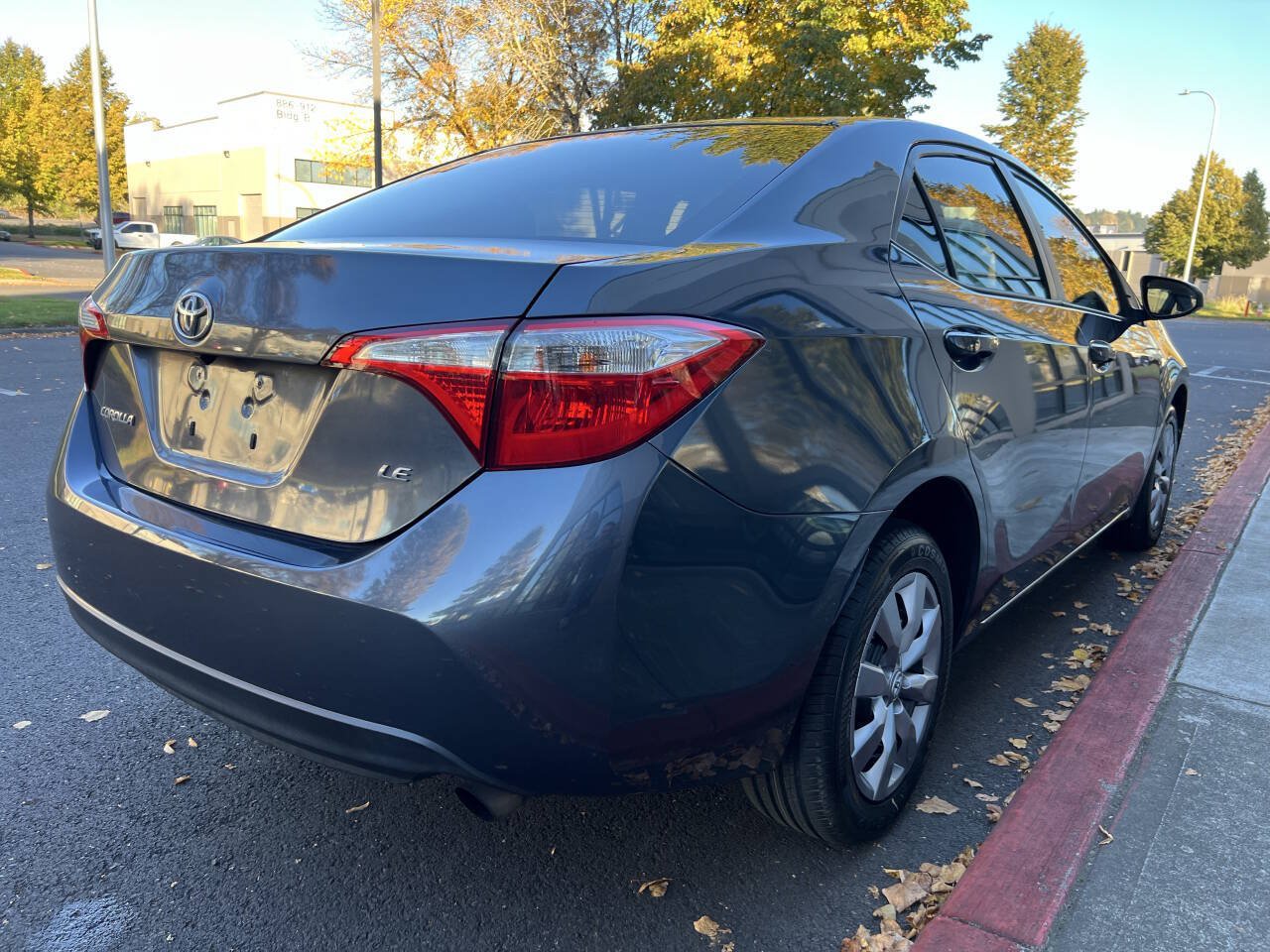 Used 2016 Toyota Corolla LE FWD image 3