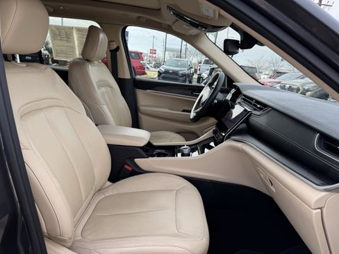 Used 2022 Jeep Grand Cherokee Limited image 40