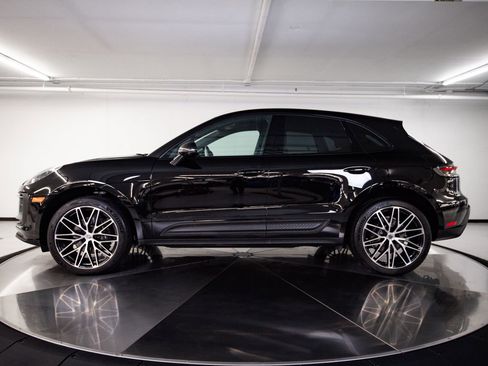 Certified 2025 Porsche Macan AWD/4WD image 2
